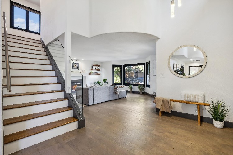 101 Bel Air Rd, Palo Alto, CA 90077